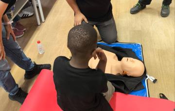 𝗤𝘂𝗮𝗻𝗱𝗼 𝗮 𝗘𝘀𝗰𝗼𝗹𝗮 𝗲𝗻𝘀𝗶𝗻𝗮 𝗮 𝘀𝗮𝗹𝘃𝗮𝗿 𝘃𝗶𝗱𝗮𝘀